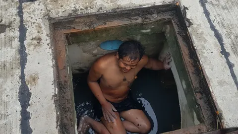 คนงานหนุ่ม กินข้าวอิ่มหลับในท่อ ตื่นขึ้นมาเพื่อนหายหมด 