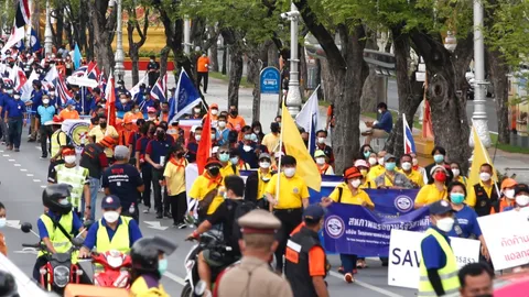 กลุ่มแรงงาน บุกทำเนียบฯ ยื่น 11 ข้อ เรียกร้องรัฐบาล ขึ้นค่าแรงขั้นต่ำ