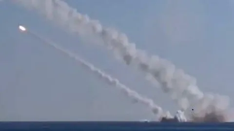 สะพรึง รัสเซียยืนยันแล้ว ยิงขีปนาวุธจากเรือดำน้ำ ถล่มยูเครนครั้งแรก