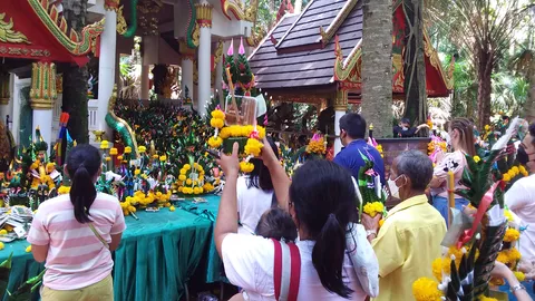 คอหวยส่อง "เลขเด็ด" ลุ้นรวย ขันน้ำมนต์-ยอดเงินปากนาค เกาะคำชะโนด (คลิป)