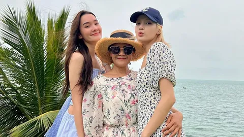 ชมความน่ารัก ลิซ่า Blackpink-เดียร์น่า เที่ยวทะเล ทริปนี้คุณแม่มาด้วย