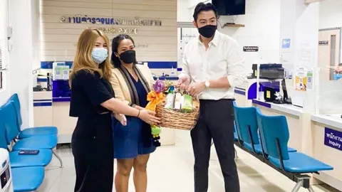 "หมอแล็บ" เผยภาพ "ขุน ชานนท์" หอบกระเช้ามอบให้คู่กรณีที่ สน.หัวหมาก