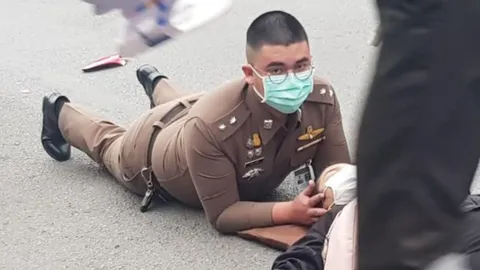 ชื่นชม "หมวดบอส" ตำรวจนอนราบประคองศีรษะผู้บาดเจ็บ ระหว่างรอกู้ภัย