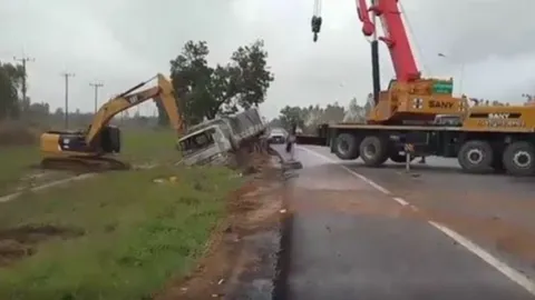 สิบล้อแหกโค้ง พุ่งเสยเสาไฟ เหวี่ยงคนขับหลุดจากรถ ตะแคงทับซ้ำดับสลด