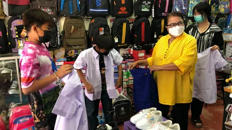 เร่งให้ถึงวันเปิดเทอม เด็กๆ อยากไปโรงเรียน ผู้ปกครองพาซื้อชุดใหม่ 