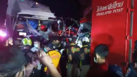 ประสานงาสนั่น "สิบล้อ-หกล้อ" สลด 2 ผัวเมียติดซาก ตาย 1 สาหัส 1