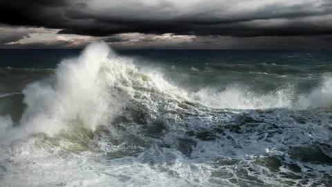 ฝนถล่มภาคใต้ คลื่นสูงกว่า 2 เมตร อุตุฯชี้ถึง 12 พฤษภาคม