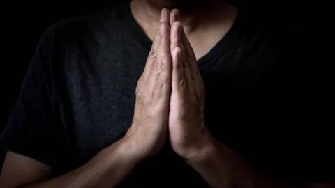 โซเชียลแห่แชร์ รุ่นพี่ ม.ดัง ออกกฎ 10 ข้อบังคับรุ่นน้อง ไหว้สี่ทิศ