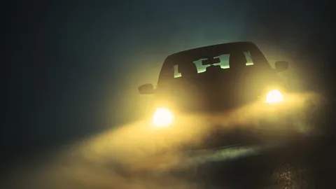 วิธีขับรถตอนกลางคืน ปิดไฟในรถ เลี่ยงถนนเลนสวน ทริกง่ายๆ ก่อนสตาร์ตยามดึก