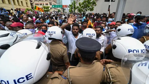 นายกฯ ศรีลังกายื่นหนังสือลาออกจากตำแหน่งท่ามกลางวิกฤติเศรษฐกิจ ประท้วงรุนแรง 