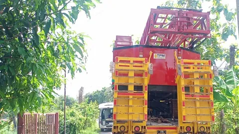 คนงานนั่งท้ายรถปั้นจั่นที่นครนายก โดนกิ่งมะม่วงริมถนนฟาด ร่วงตกลงมาตาย