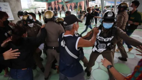 เค ร้อยล้าน มาดุบุกตบ "ป้าเป้า" กลางสกายวอล์ก ตร.ปทุมวันคุมตัวดำเนินคดี (คลิป)