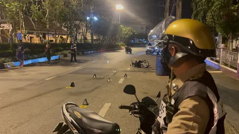 ฉุนโดนเตือนเบิ้ลเครื่อง โจ๋ขับกระบะแต่งซิ่งปาดหน้ารถตำรวจ มีดแทงคอสาหัส