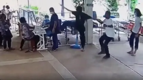 อ้างเด็กช่างกล พกมีดเข้า รพ. โดดถีบ จนท. ไม่พอใจไม่รีบรักษาเพื่อน (คลิป)