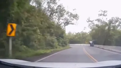 คลิปนาทีรถกระบะบรรทุกผัก พลิกข้ามแบริเออร์ ร่วงตกเหวล้อชี้ฟ้า