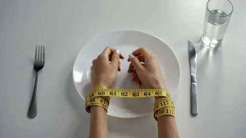 รู้จักโรคพฤติกรรมการกินผิดปกติ พร้อมสาเหตุ อาการ และผลข้างเคียง