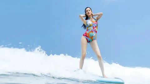 ทุกที่เป็นแคตวอล์ก “เกรซ กาญจน์เกล้า” โพสต์ภาพเล่นเซิร์ฟลีลาท่าทางเป็นนางแบบ