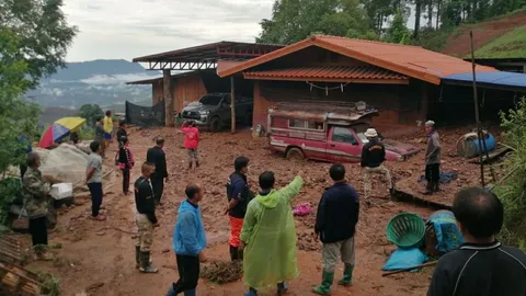 น่านฝนตกทำดินถล่มที่นาน้อย บ้านเรือนชาวบ้านเสียหาย จนท.เร่งเคลียร์ถนน