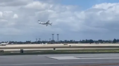 ระทึก นักบินเครื่องบินเล็กหมดสติ ผู้โดยสารต้องขับแทน แม้ไร้ประสบการณ์ (คลิป)