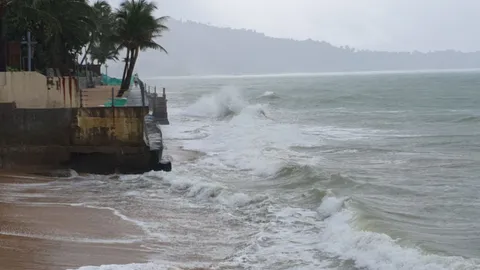 พังงาพายุเข้าฝนตกหนัก ทะเลคลื่นลมแรง เรือประมงล่มตาวัย 70 หายไปในทะเล