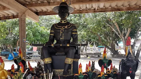 เมตตา! มหานิยม “ลุงหมี” บูชาของดี ขายดี ลูกค้าตรึม