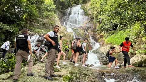 นทท.สาวโรมาเนีย ร่วงน้ำตกหน้าเหมือง 2 ตาย จนท.กู้ภัยกำลังนำร่างลงมา