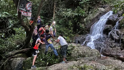 จนท.กู้ภัยเกาะสมุย นำร่างแหม่มสาวร่วงน้ำตกหน้าเหมือง 2 ลงเขามาได้แล้ว