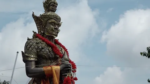 คอหวยส่อง "เลขเด็ด" ท้าวเวสสุวรรณ วัดจิกสูง หลังมีคนถูกหวย 11 งวดติด (คลิป)