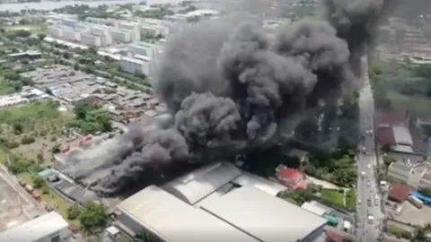 ไฟไหม้โรงงานที่สมุทรปราการ พบถังสารเคมีไวไฟ สั่งถอนกำลังด่วน (คลิป)