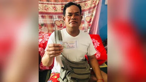 พ่อค้าดวงเฮง ขายลอตเตอรี่ไม่หมด ดีใจถูกหวยรางวัลที่ 1 รับ 6 ล้าน