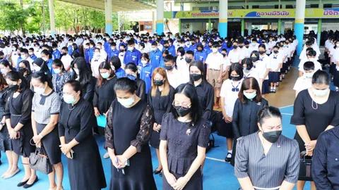 ครูโรงเรียนสตรีพัทลุง แต่งดำ ร่วมไว้อาลัยน้องโบนัส ลูกศิษย์วัย 14 ปี  