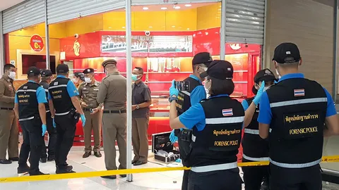 2 โจรควงปืน ปล้นทอง 86 บาท ในห้างดัง ดูลาดเลาสุดใจเย็น (คลิป)