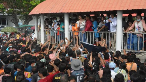 ฮือฮา งานบวชหนุ่มลูกครึ่ง ฮอลแลนด์-สุพรรณบุรี เจ้าภาพโปรยทานนับแสน (คลิป)