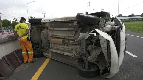 หมอสาวบุรีรัมย์หวิดดับ เก๋งยางแตกชนแบริเออร์หุ้มยาง รถไม่ข้ามเกาะกลาง