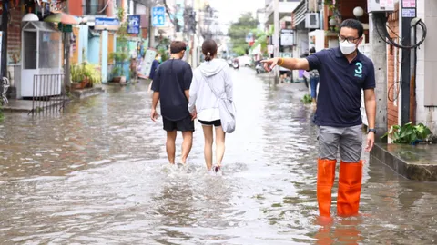 “สกลธี” สำรวจน้ำท่วม ซ.เสือใหญ่อุทิศ ชาวบ้านโอดเป็นสิบปีไม่มีอะไรดีขึ้น