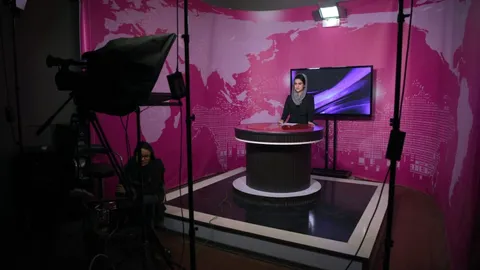 นักข่าวหญิงอัฟกันช็อก ตาลีบันสั่งออกทีวีต้องปิดบังใบหน้า