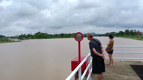 มวลน้ำเหนือก้อนแรกไหลมาถึงสุโขทัย ที่ประตูระบายน้ำบ้านหาดสะพานจันทร์แล้ว