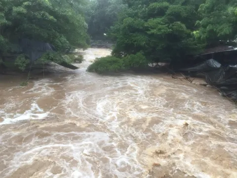 ฝนตกหนักทำให้น้ำตกแม่กลาง ดอยอินทนนท์ ล้นเอ่อไหลท่วมที่ลุ่มใน อ.จอมทอง