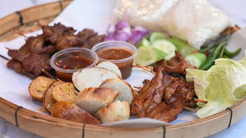 ปูเสื่อนั่งจก “หมูปลาร้าฮีโร่”