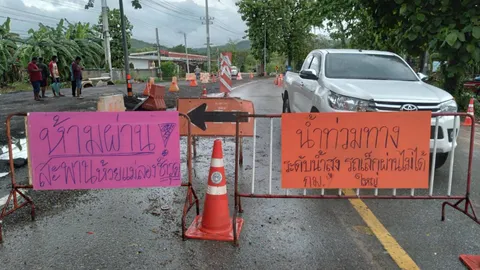 ถนน 108 ฮอด-แม่สะเรียง คอสะพานขาดน้ำท่วมสูง 1 เมตร รถทุกชนิดผ่านไม่ได้