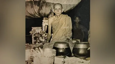 คาถาบูชาหลวงพ่อกวย วัดโฆสิตาราม พุทธคุณเด่นให้เรื่องงาน