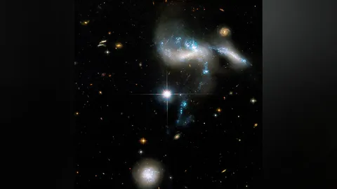 ฮับเบิลเผยให้เห็นสายธารการก่อตัวดวงดาว