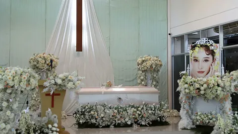 สวมมงกุฎ ใส่ชุดขาวพิธีเผา ส่ง “แตงโม” สู่สรวงสวรรค์ แม่แต่งหน้าด้วยตัวเอง (คลิป)