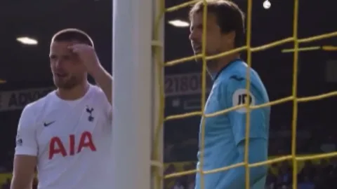 ข้องใจแทนเพื่อน แข้ง “สเปอร์ส” เข้าไปถามนายทวาร นอริช ว่า “ซาลาห์ให้อะไรคุณ” (คลิป)