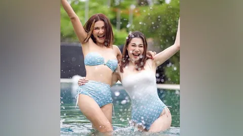 พี่สาวน้องสาว “แอน-สิเรียม” และ “นนนี่-นนลนีย์” ใส่ชุดว่ายน้ำเซ็กซี่แพ็กคู่