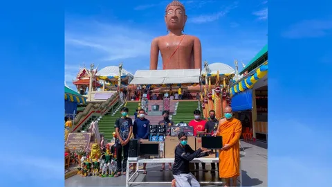 เสี่ยร้านคอมฯ จัดเต็มถวายพีซี 10 เครื่องกับชุดโซลาร์เซลล์แก้บนหลวงพ่อสมหวัง