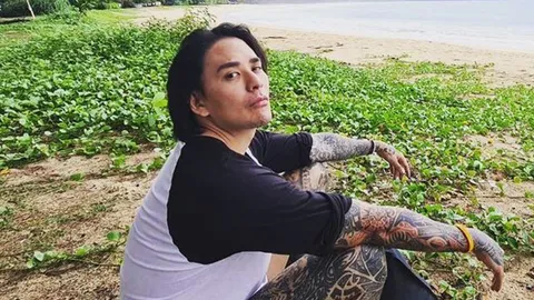 แซ่บไม่แผ่ว “แทค-ภรัณยู” อุ้มลูกชายโชว์ความซ่าส์หน้ากระจกห้องน้ำ