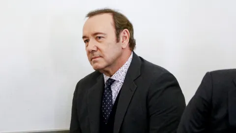 เควิน สเปซีย์ นักแสดงชื่อดัง โดนตั้งข้อหาคุกคามทางเพศ 4 กระทง