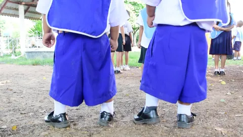 เอ็นดู หนุ่มน้อยฝาแฝดกับชุดนักเรียนสุดเฟี้ยว ซื้อครั้งเดียวใส่ยันโต (คลิป)