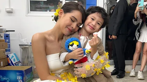 น้องโพธิ์ ลูกชาย ชาคริต-แอน ถ่ายรูปคู่ ญาญ่า งานนี้มีคนเขินยิ้มแก้มแตก
